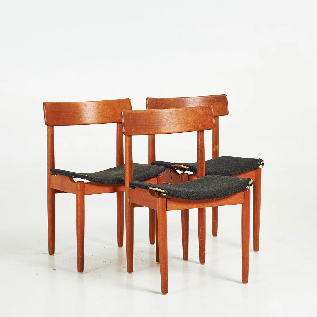 NILS JONSSON. Stolar, 3 st, "Tyr", ca 1960-tal, teak, Hugo Troeds Bjärnum, Bra Bohag, brännmärkta undertill. — Armchairs & Chairs — Stockholms Auktionsverk Sickla