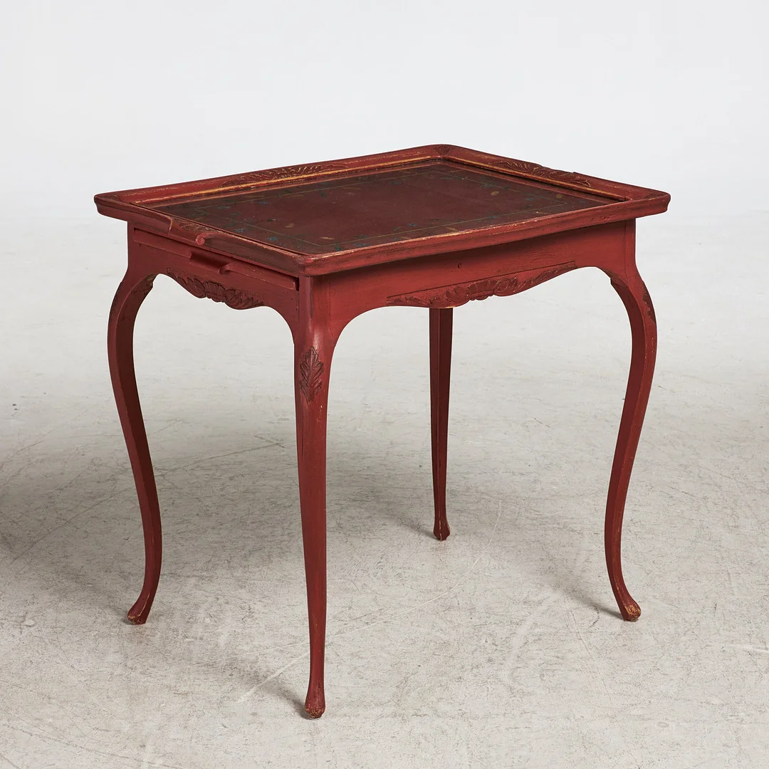 BRICKBORD, rokokostil, skuren dekor, bemålat, löstagbar brickdel med glasskiva, 1900-talets första hälft. — Tables — Stockholms Auktionsverk Sickla