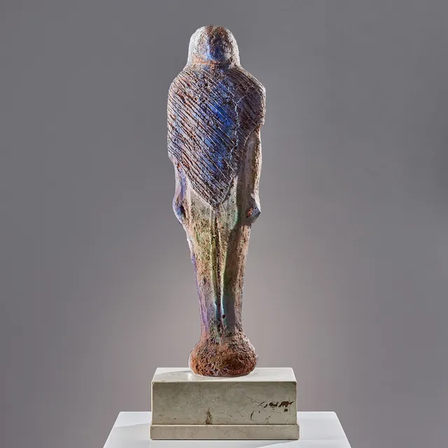BJÖRN EKEGREN. Skulptur, sandgjuten, i form av shabti, polykrom insmält dekor.