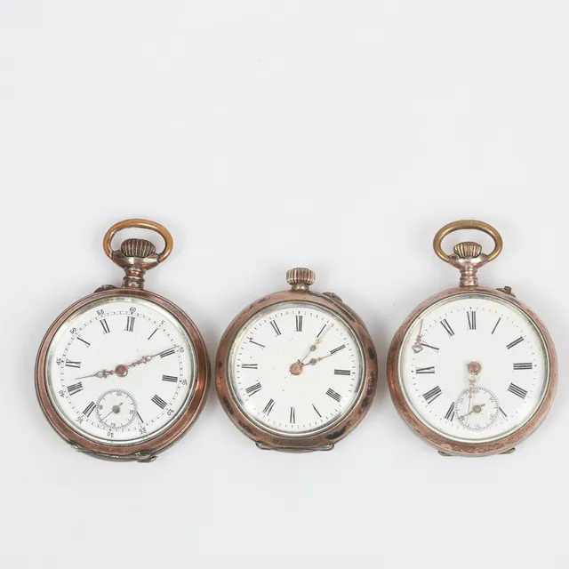 FICKUR, 3 stycken, s. k. mormorsur, silver.