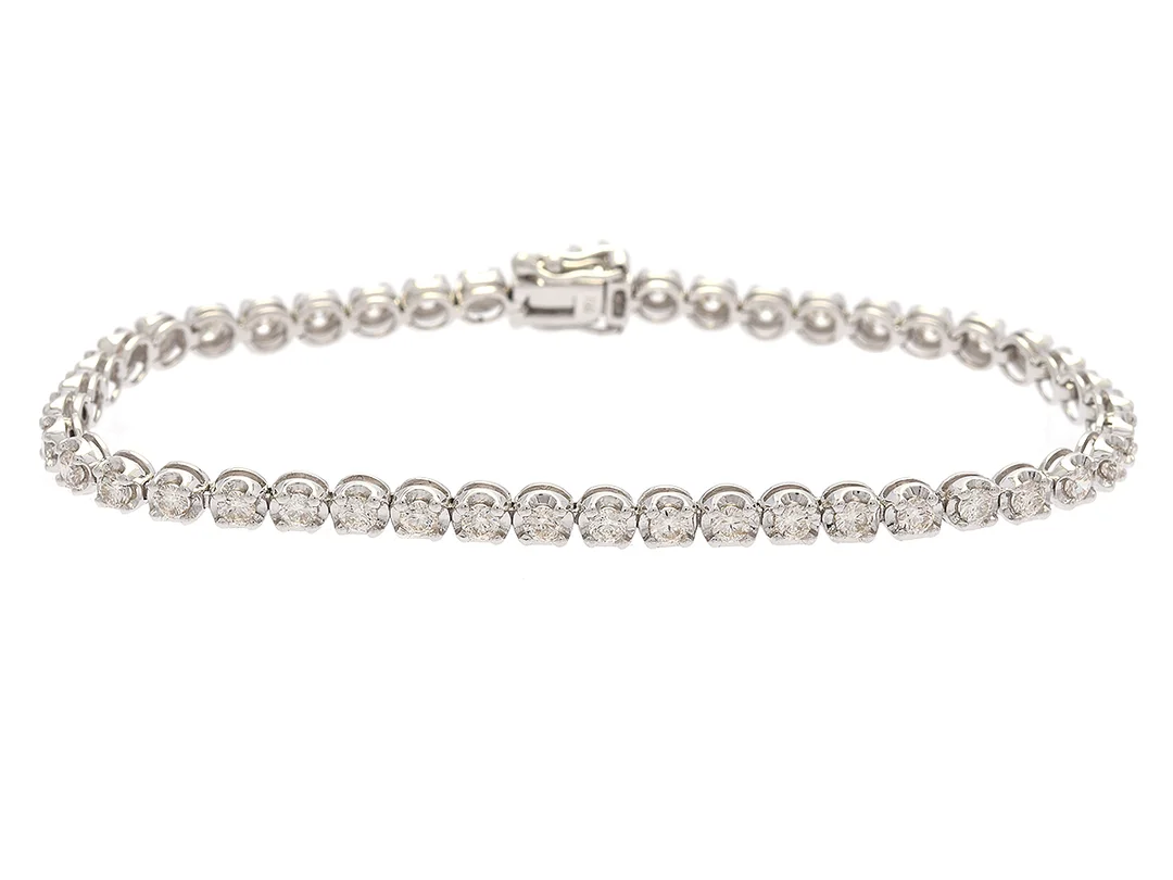 TENNISARMBAND, 18K vitguld, 45 briljantslipade diamanter ca 2,00 ctv, ca TCr-TCa(I-K)/SI-P, längd 16,5 cm, vikt 6,8 g, flera diamanter med skador och nagg. — Smycken/Armband — Kaplans