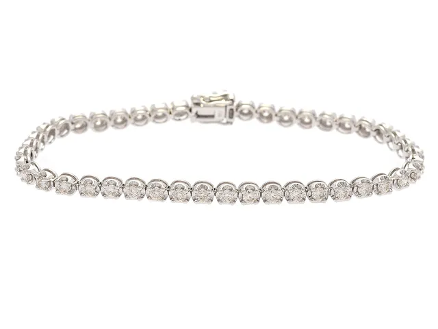 TENNISARMBAND, 18K vitguld, 45 briljantslipade diamanter ca 2,00 ctv, ca TCr-TCa(I-K)/SI-P, längd 16,5 cm, vikt 6,8 g, flera diamanter med skador och nagg.