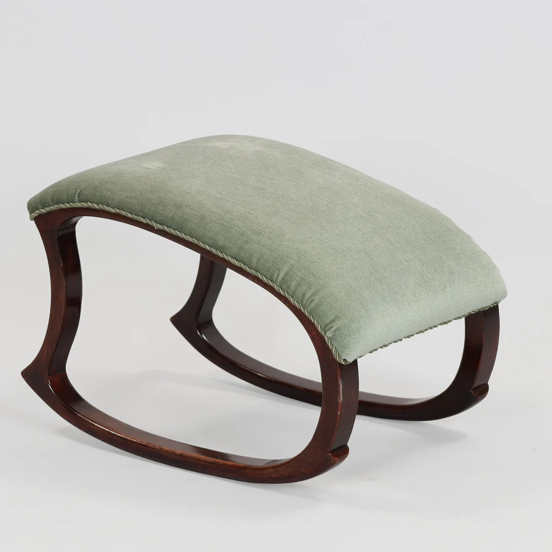 OTTO FÆRGE. Fodskammel betrukket med blå velour, stel af formbøjet massivt bøgetræ, Slagelse Møbelværk, Danmark, 1900-tallets midte. — Other — Palsgaard Kunstauktioner