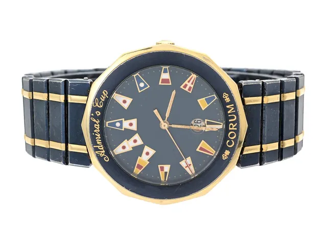 CORUM, Admiral´s Cup, Ref nr. 99.810.31 V-52B, Boett nr. 436850, herrur, 35 mm, blåeloxerad stål/guld, quartz, safirglas, datum, skadade visare, urverk ej signerad, integrerad originallänk, viklås, ca 1995.