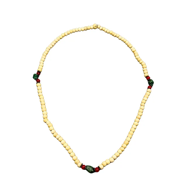 PERLENKETTE MIT AKZENTEN AUS JADEIT UND ROTEN SCHMUCKELEMENTEN.