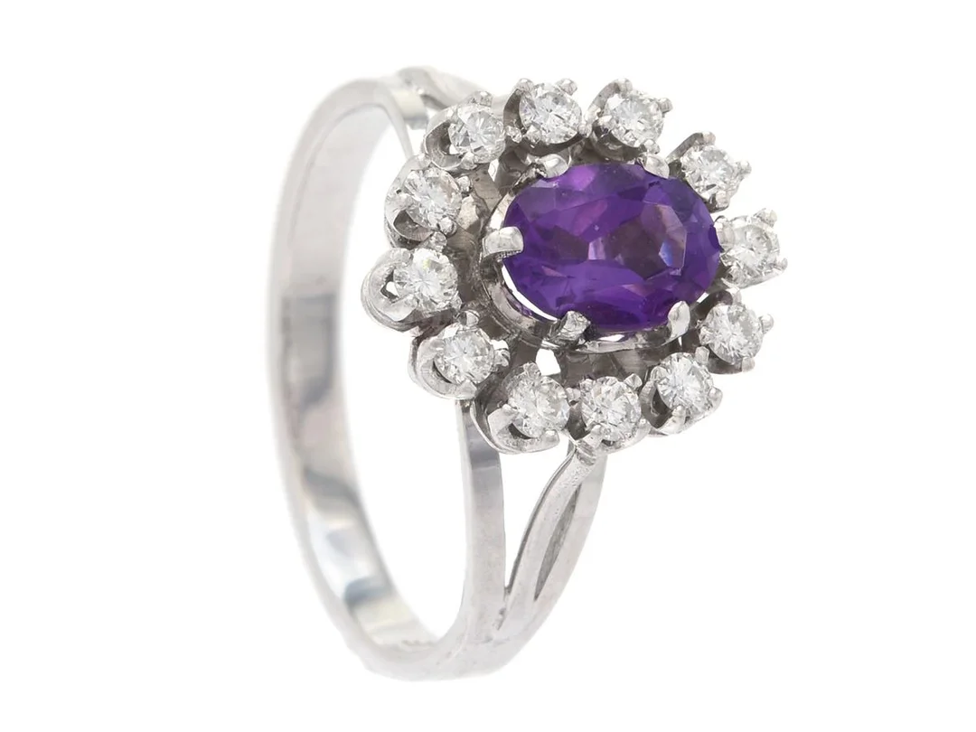CARMOSÈRING, 18K vitguld, ametist, briljantslipade diamanter ca 0,36 ctv, ca TW-W/SI, stl 17 mm, vikt 4,2 g. — Smycken/Carmoséring — Kaplans