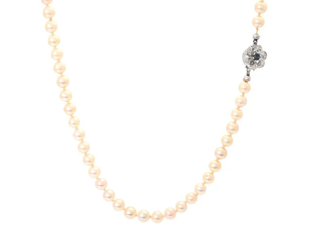 PÄRLCOLLIER, odlade saltvattenspärlor 6,0-6,5 mm, lås i 18K vitguld med safir ca 0,25 ct och 6 åttkantslipade diamanter ca 0,06 ctv, längd 56 cm, vikt 30,3 g, kuvertetui.