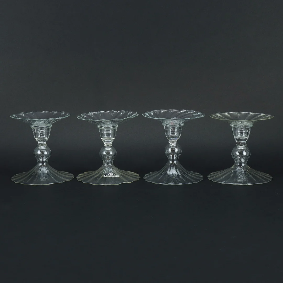 GERDA STRÖMBERG & KNUT BERGQVIST. Ljusstakar, glas, 4 stycken, variant av modell "P12/P 13" Strömbergshyttan, 1900-talets mitt. — Art glass — Karlstad Hammarö Auktionsverk