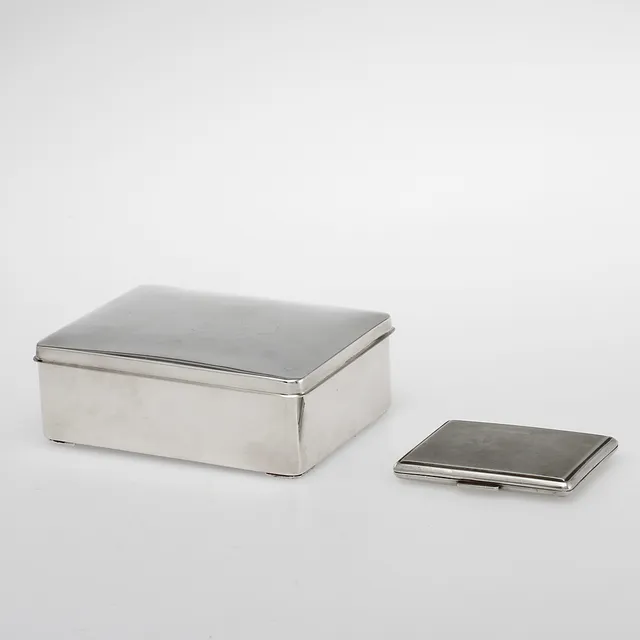 CIGARRASK samt CIGARETTETUI, silver, vikt (inkl. träinsats) ca 400 gram.