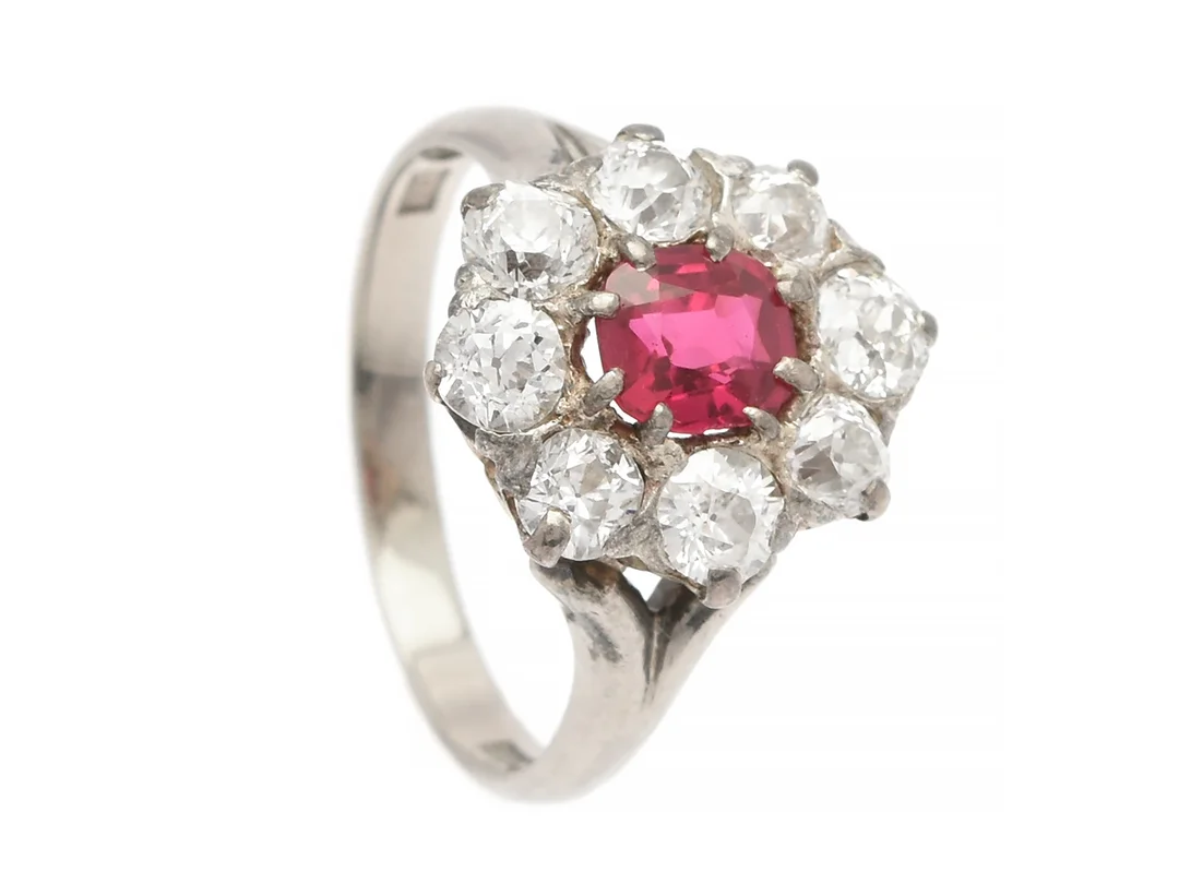 RING, 14K guld/silver, syntetisk rubin, 8 gammalslipade diamanter ca 1,50 ctv, ca TW-TCr/VS-SI, stl 18,25 mm, vikt 5,8 g, senare ringskena i 18K vitguld av Jonssons Guldsmedsaffär i Linköping 1956, flera diamanter har nagg och skador. — Smycken/Ring — Kaplans