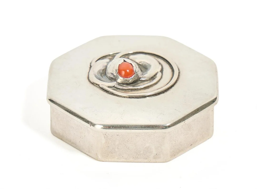 A small case, lid enchased with flower fitted with coral. Gilded interior. Made and marked by Evald Nielsen, 1919. Weight 40 g. H. 2 cm. Diam. 5.5 cm. — Silver/Modern Silver — Bruun Rasmussen