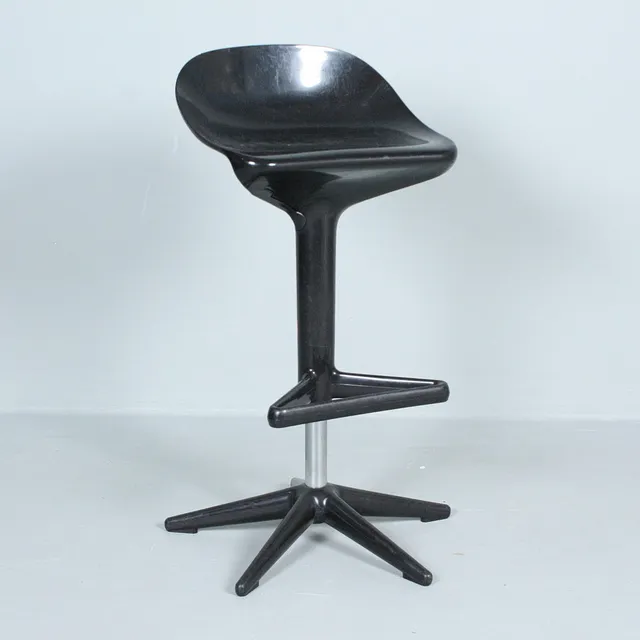ANTONIO CITTERIO & TOAN NGUYEN. für KARTELL. Barhocker 'Spoon'.