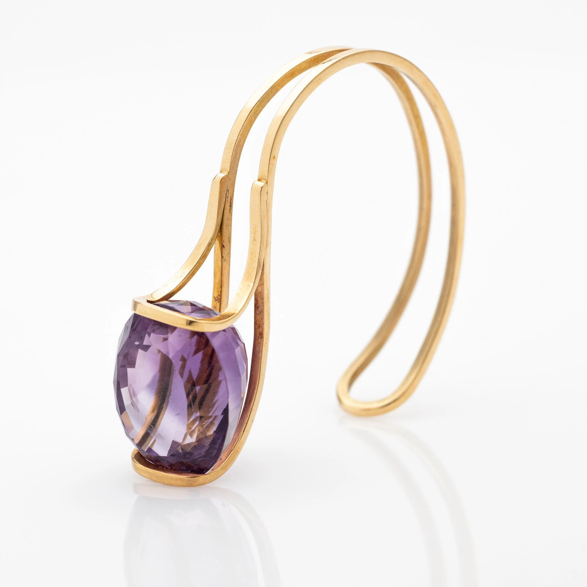 Elon Arenhill, Armring, 18K guld med ametist, Malmö, 1985. — Smycken/Armband — Bukowskis