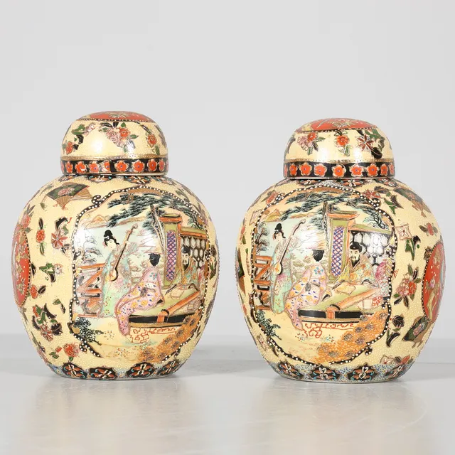 BOJANER, 1 par, keramik, 1900-tal, Satsuma, Japan.