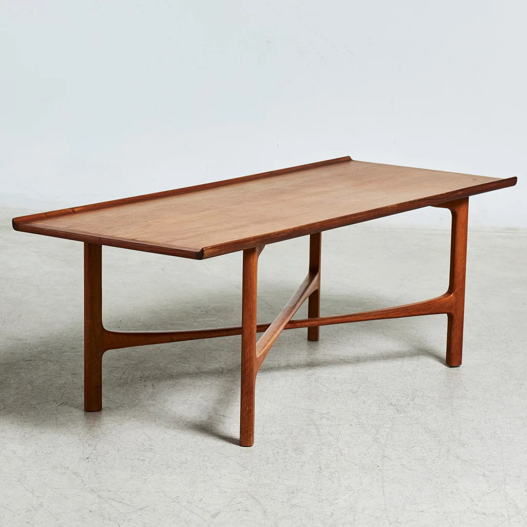 FOLKE OHLSSON. soffbord, "Carmel", Bodafors, 1960-tal, fanérad i valnöt, stämplad under skivan Folke Ohlsson Bodafors 1961. — Tables — Stockholms Auktionsverk Sickla