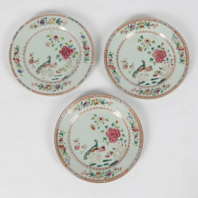 THREE 18TH CENTURY CHINESE QING DYANSTY FAMILLE ROSE PORCELAIN PLATES.