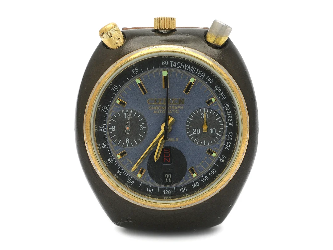 CITIZEN, s.k. "Bullhead", "Tachymeter", Cal 8110 A, Serie nr. 61001005, Boett nr. 4-901142 Y, kronograf, herrur, 38 x 42,5 mm, bicolour, automatisk, mineralglas, dag, datum, skadad urtavla, skadad boett, läderband, ca 1976. — Klockor/Citizen — Kaplans