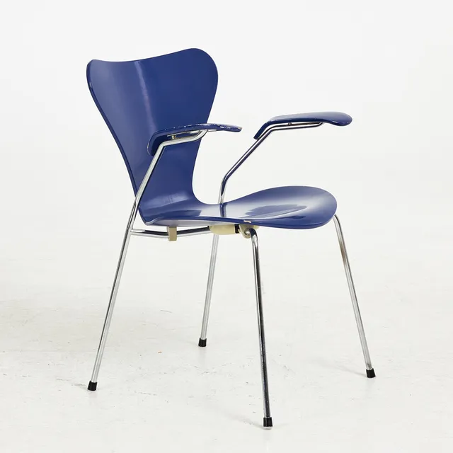 ARNE JACOBSEN. "Sjuan", karmstol, blålackerad, för Fritz Hansen, daterad 1998, kromad benställning, etikettmärkt 1989.