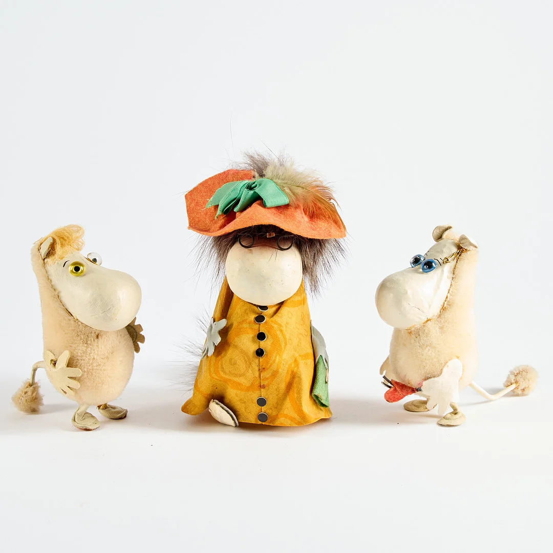 ATELIER FAUNI. Mumindockor, "Hemulen", "Snorkfröken" samt "Mumintrollet", 1955-71, Finland. — Dolls & Teddybears — Uppsala Auktionskammare