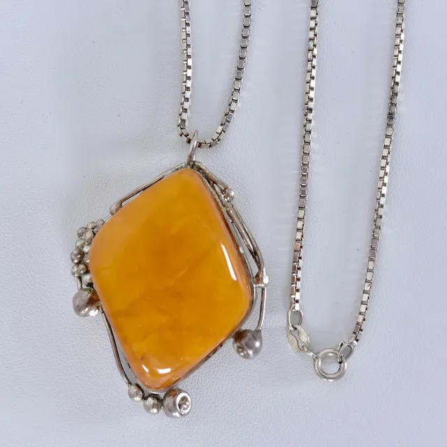 KEDJA MED HÄNGE, silver med bärnsten, 1900-tal.