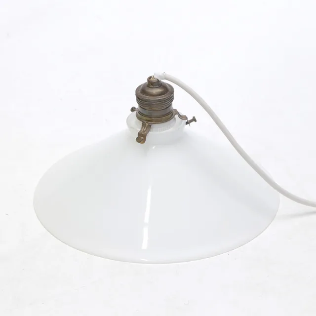 TAKLAMPA, glas/metall, så kallad Skomakarlampa.