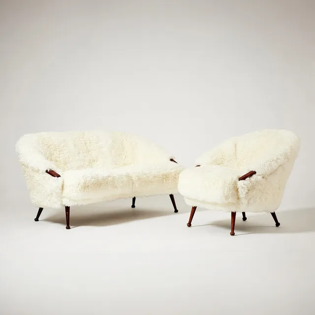 RAGNAR HELSÉN. "Vinga", fåtölj och soffa, AB Stjernmöbler, Herrljunga, 1950-tal, ben och armstöd i betsat lövträ. klädda i långhårigt fårskinn.