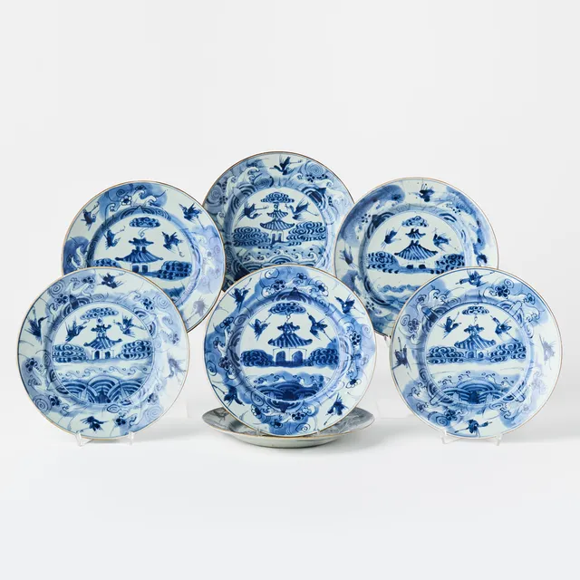 TALLRIKAR, 7 st., porslin, Kina, Kangxi (1662-1722), dekor av pagod och tranor vid stormande hav i underglasyrblått.