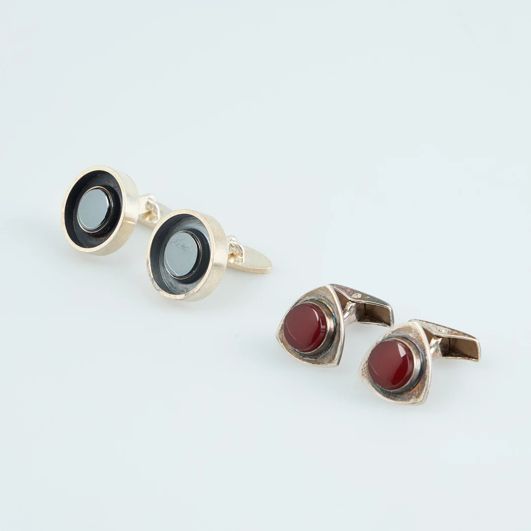 ELIS KAUPPI, MANSCHETTKNAPPAR, 2 par, silver, karneol, hematit, Kupittaan Kulta, Åbo 1963-66. — Cufflinks & Tie Pins — Stockholms Auktionsverk Helsinki
