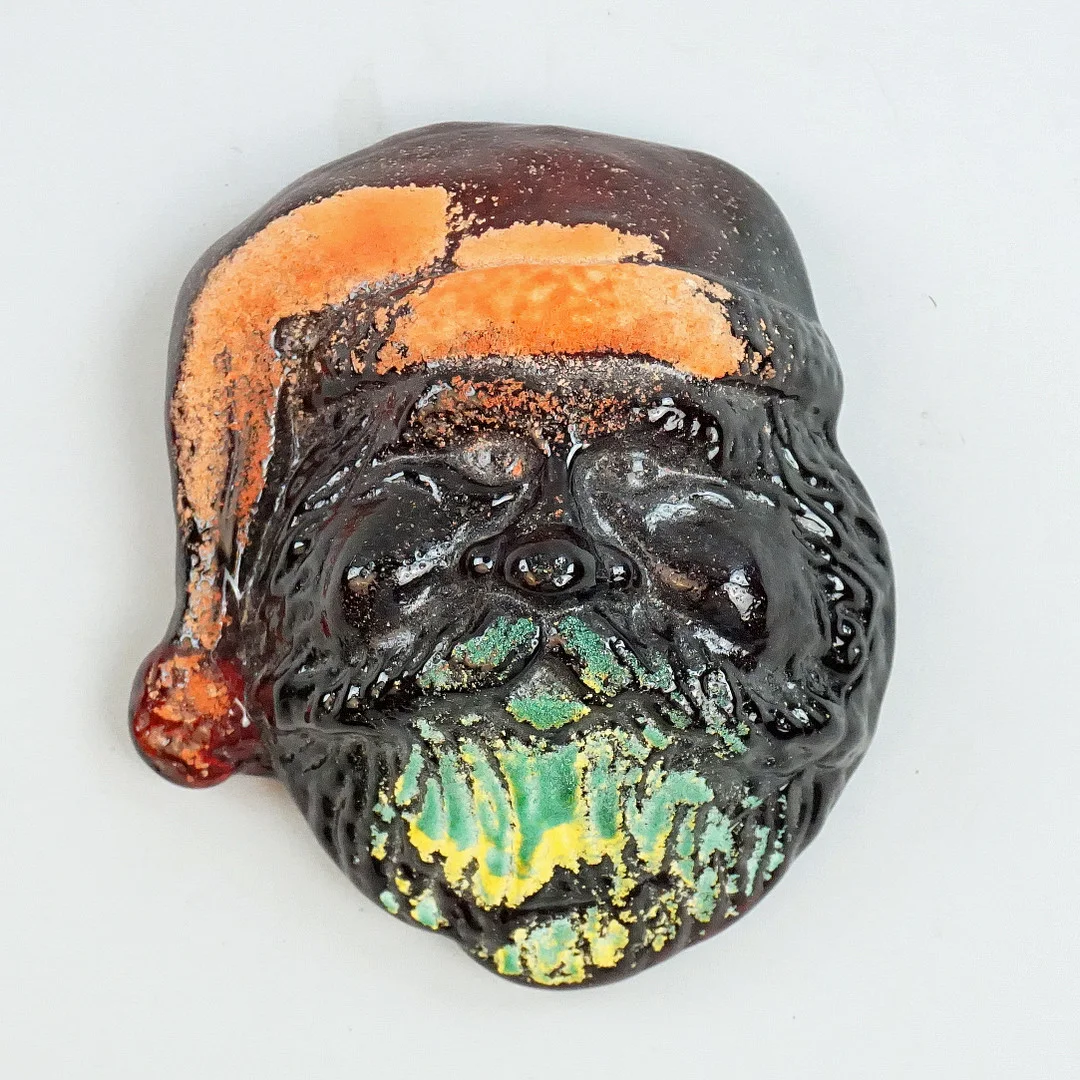 KJELL ENGMAN. Tomte, glas, vägghängd, signerad "Kosta Boda K. Engman 7040658". — Art glass — Roslagens Auktionsverk