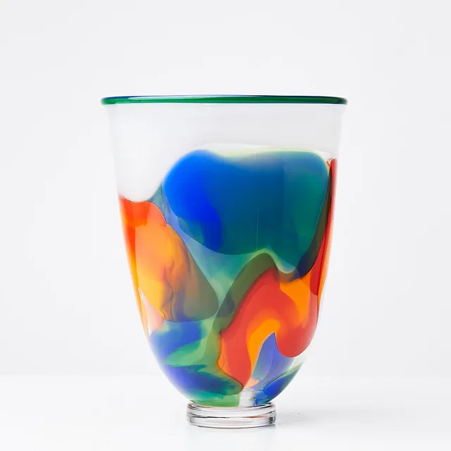 BERIT JOHANSSON. vas, glas, unik, Sjöhyttan, signerad samt daterad 2002 undertill.
