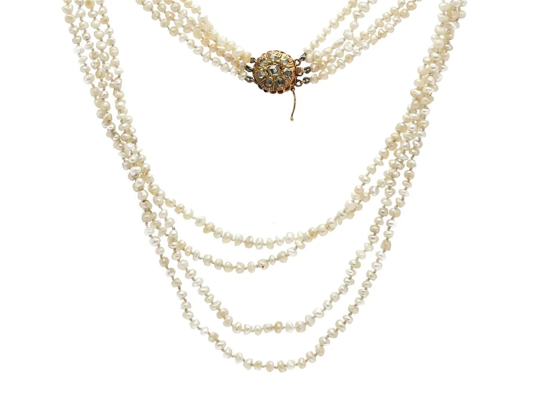 PÄRLCOLLIER, 4 - radigt, troligen orientaliska pärlor, barocka, ca 3-3,5 mm, lås i 14K guld med rosenslipade diamanter, längd 41 cm, säkerhetsåttan är defekt. — Smycken/Pärlcollier — Kaplans