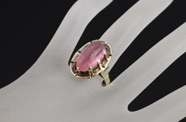 Ring in 14 kt. gold with rose quartz