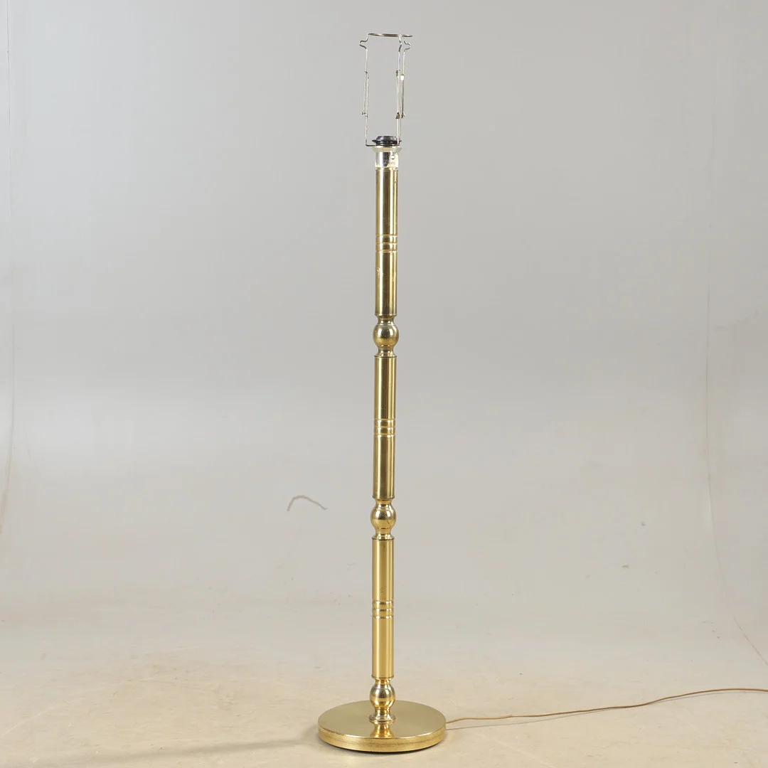GOLVLAMPA, mässing, 1900-talets andra hälft. — Floor lights — Helsingborgs Auktionskammare