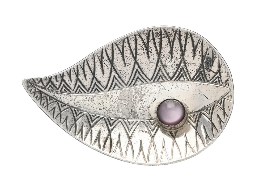 BROSCH, silver, amestit, mått 25 x 39 mm, vikt 5 g. — Smycken/Brosch — Kaplans