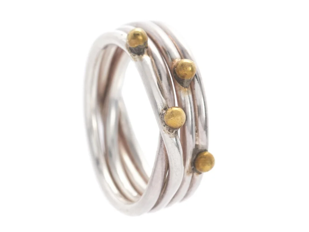 RING, sterlingsilver, förgyllda detaljer, stl 17,5 mm, vikt 5,8 g. — Smycken/Ring — Kaplans