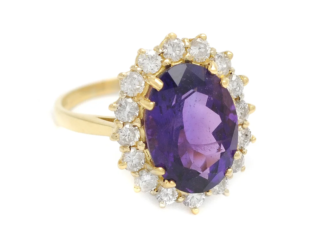 CARMOSÉRING, 18K guld, ametist ca 5,00 ct, 16 briljantslipade diamanter ca 0,8 ctv, ca TW-W/P1, stl 18,5 mm, vikt 6,7 g. — Smycken/Carmoséring — Kaplans