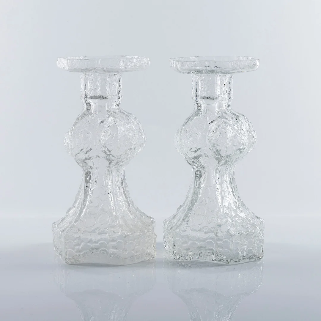 NANNY STILL. Ljusstakar, ett par, glas, modell Candida, ur serien "Fenomena", Riihimäen Lasi, Finland. 1970-tal. — Candlesticks — Auktionshuset Kolonn
