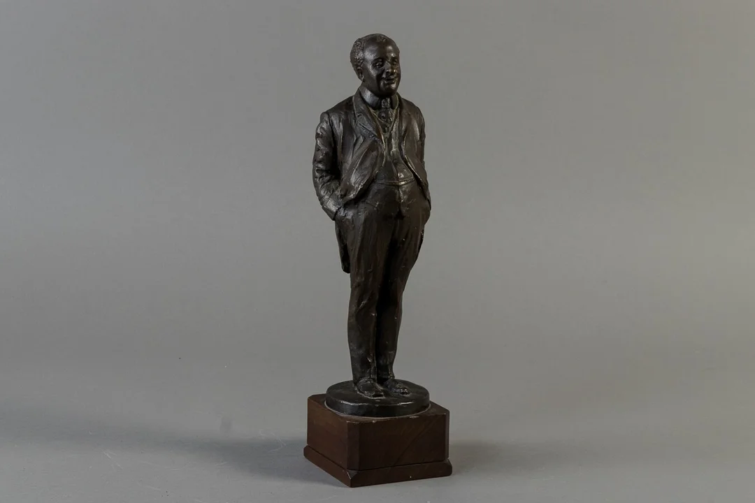 Axel Locher. Figur forestillende Johannes Poulsen af patineret bronze — Silver, bronze, copper and pewter/Bronze, copper, brass, pewter — Lauritz