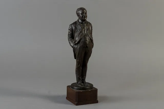Axel Locher. Figur forestillende Johannes Poulsen af patineret bronze