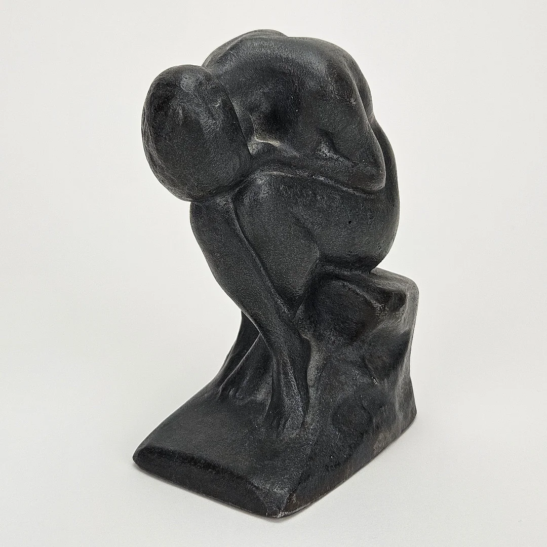 HALVAR FRISENDAHL. "Sorg". Skulptur, bronspatinerad metall. — Sculptures & Bronzes — Auktionshuset Thörner & Ek