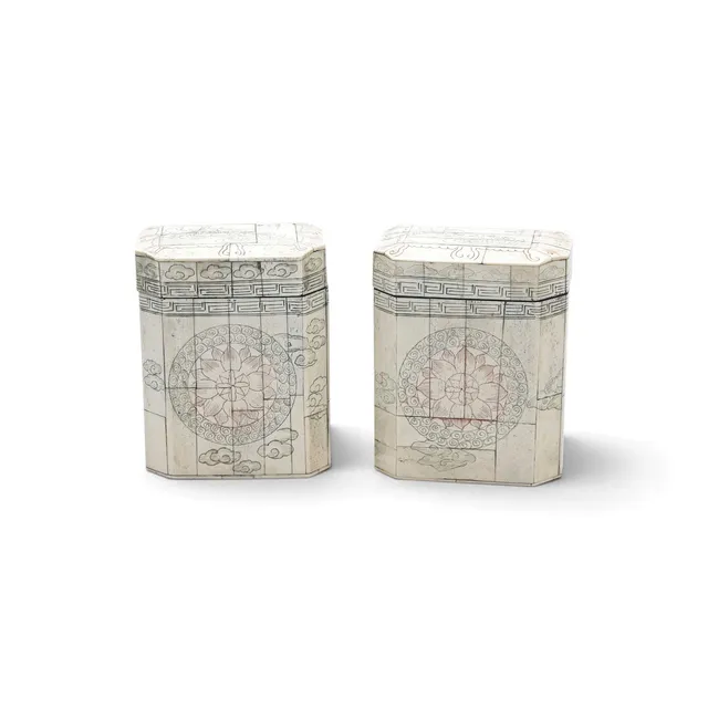 Pair of tea jars in engraved bone plaques, 20th Century.