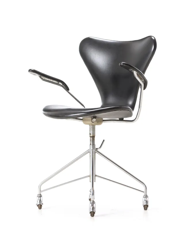 Arne Jacobsen. Older 'Seven' office chair model 3217 with armrests