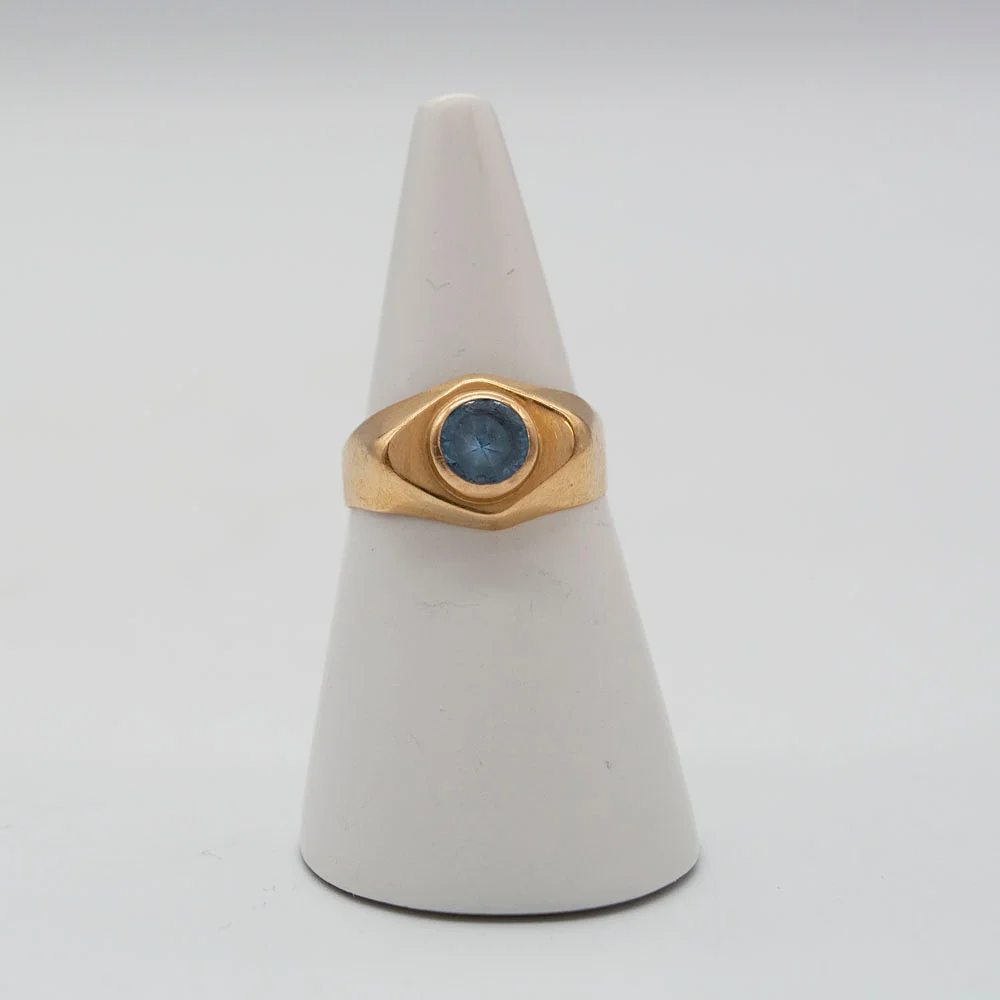 HUGO GRÜN. DESIGNERRING MIT EINEM BLAUEN SPINELL (0,7 KARAT), FASSUNG AUS 14 KARAT GELBGOLD, "HGR", FRÜHES 20. JAHRHUNDERT. — Rings — Kunst- und Auktionshaus Kleinhenz