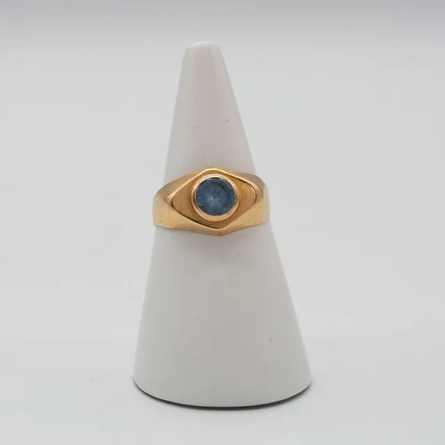 HUGO GRÜN. DESIGNERRING MIT EINEM BLAUEN SPINELL (0,7 KARAT), FASSUNG AUS 14 KARAT GELBGOLD, "HGR", FRÜHES 20. JAHRHUNDERT.