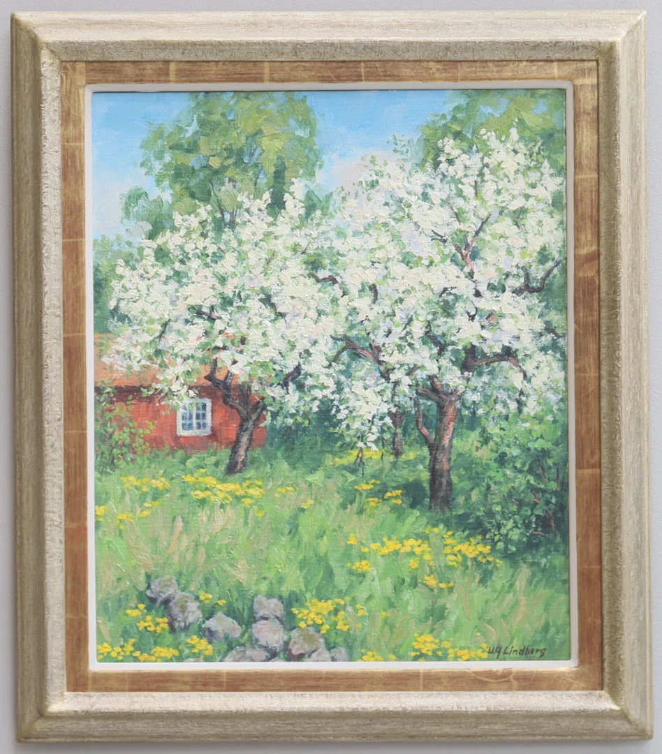 ULF LINDBERG. Olja på duk, Trädgård med träd & hus, signerad. — Paintings — Gomér & Andersson Nyköping