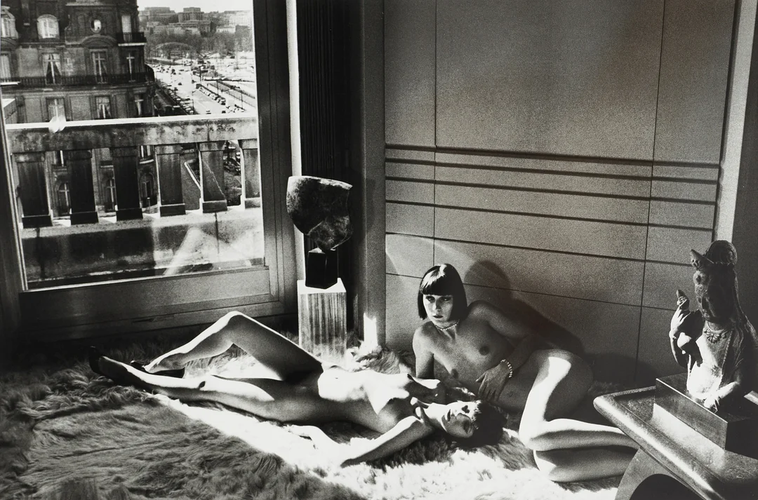HELMUT NEWTON. efter, "Mannequins Reclining Quai d`Orsay, Paris 1977", ur "Baby Sumo", 2009. — Photography — Crafoord Auktioner Stockholm