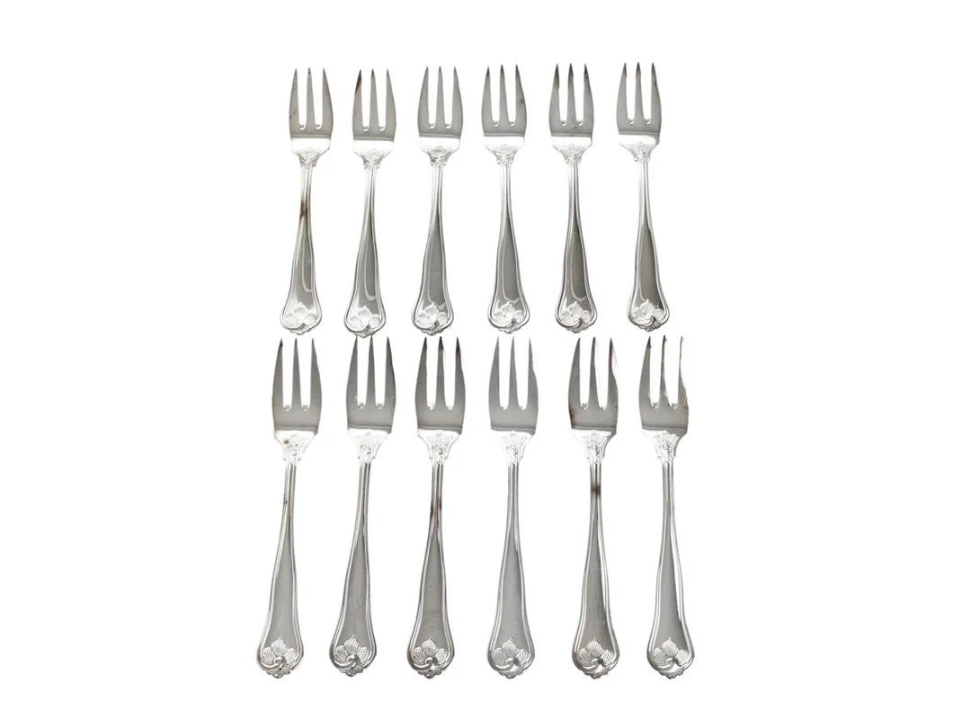 12 DESSERTGAFFLAR, silver, Cohr, modell Sachsisk, längd 14,2 cm, vikt 298,2 g. — Silver/Matsilver — Kaplans