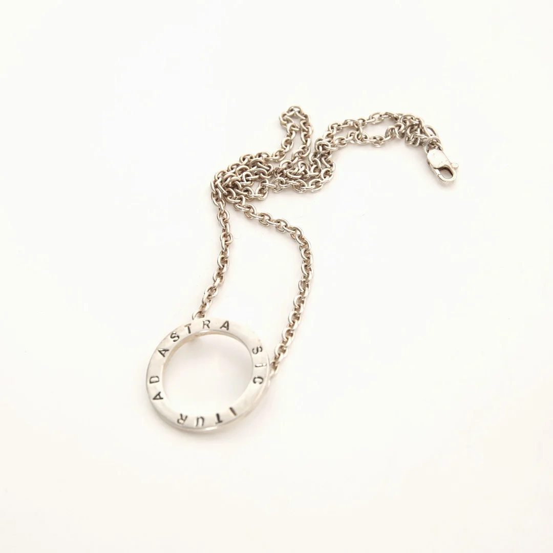 EFVA ATTLING. f 1952. Halsband "Sic Itur Ad Astra", sterlingsilver. — Necklace — Auktionsverket Engelholm