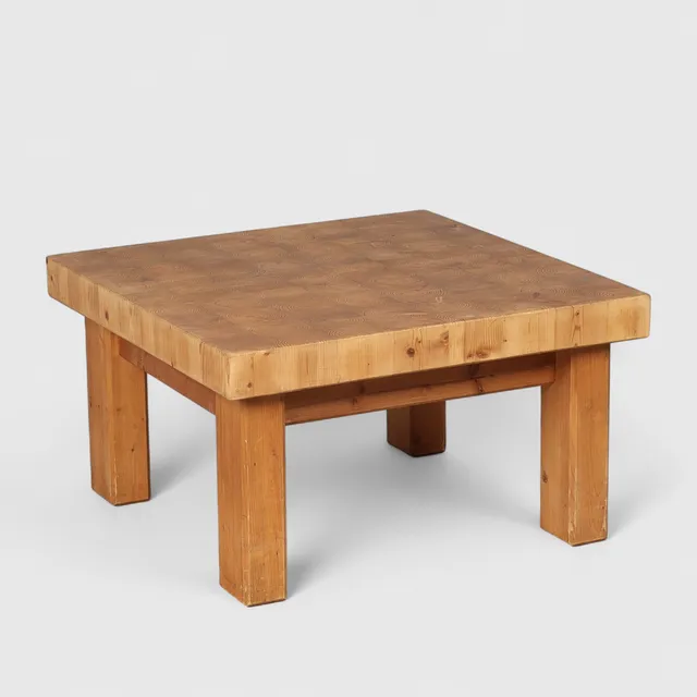 SKANDINAVISK MØBELDESIGN. Lavt firkantet sofabord med stel af massiv fyrretræ, top af massiv sammensat endetræ, Skandinavien, ca.1970/80'erne.
