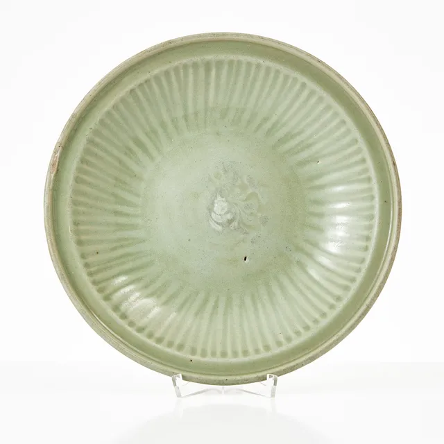 SKÅLFAT, porslin, Kina, Yuan (1271–1368) eller Ming (1368-1644), celadonglasyr, centrumdekor av pion.
